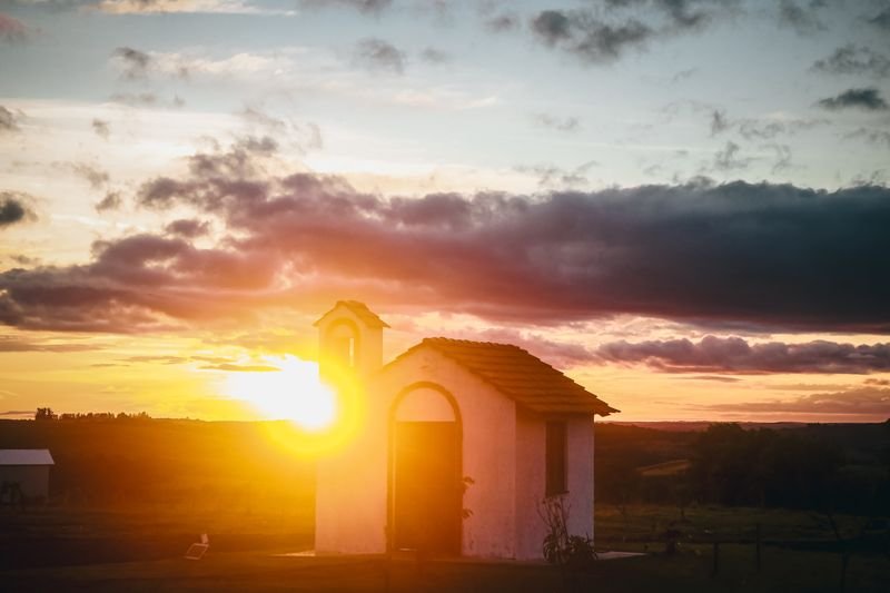 Capela da Imacolato Oliveiras com sol entre as torres