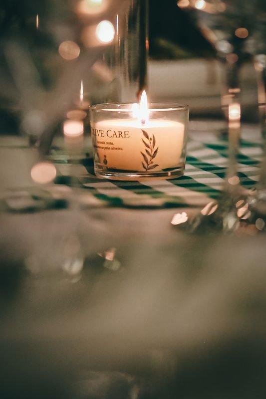 Vela aromática com decoração da mesa