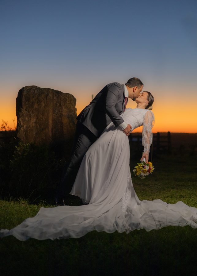 Casal de noivos ao pôr do sol na Imacolato Oliveiras